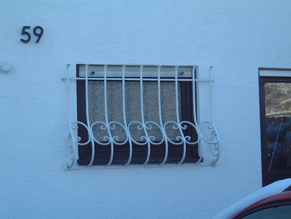 Kompetenzen/Rund ums Haus - Metallbau Geiss - Korbfenstergitter
